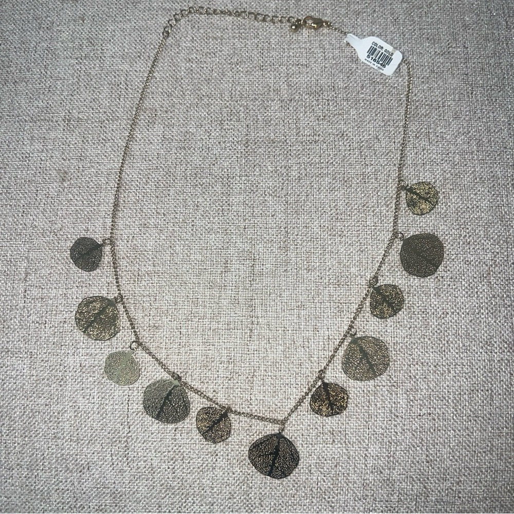 Women’s Gold Tone Leaf Pedal Dangles Necklace Chain Leaves NWT
